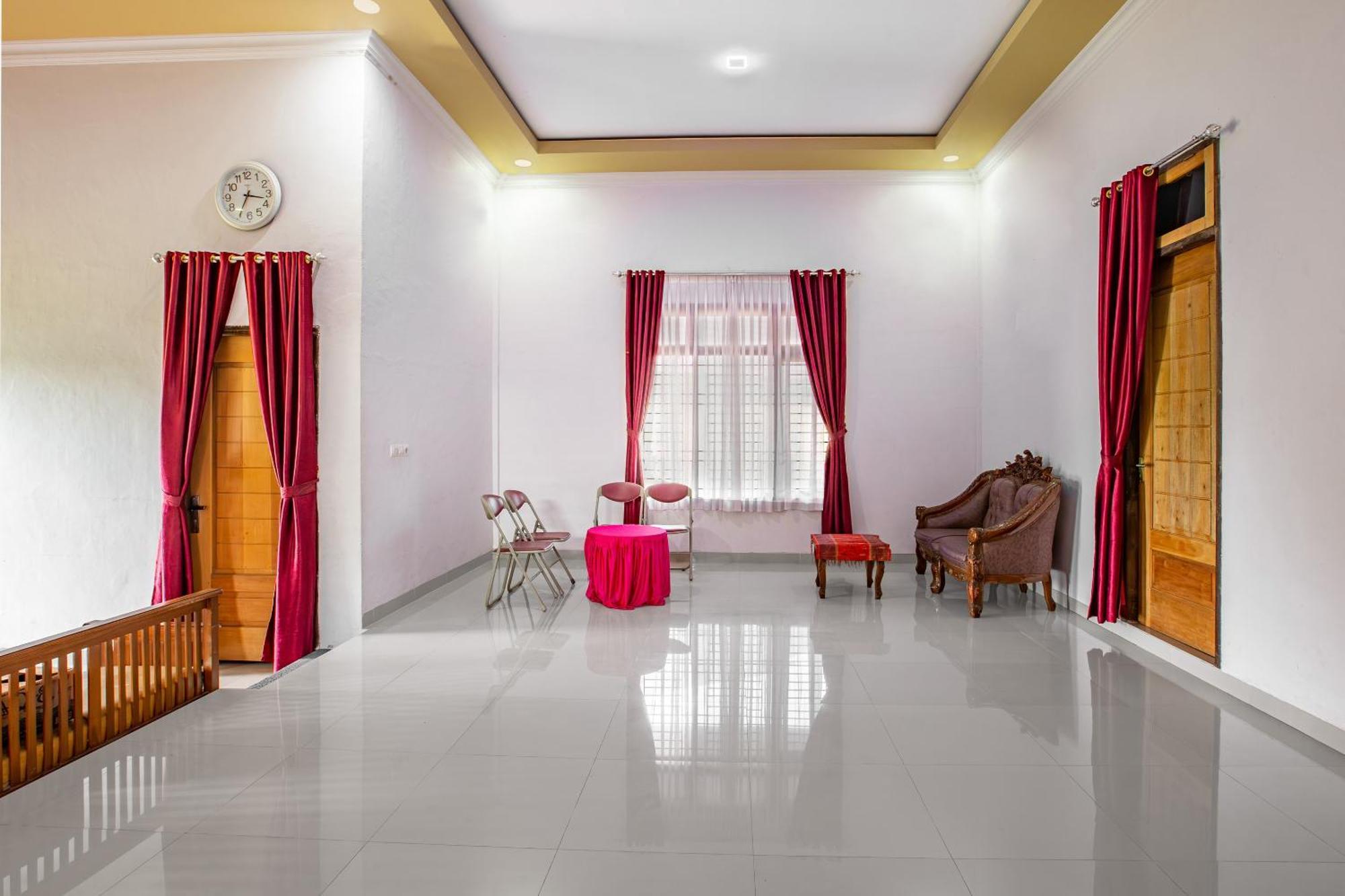 Oyo 92587 Homestay Romauli Kampung Radja Jambi Exterior foto